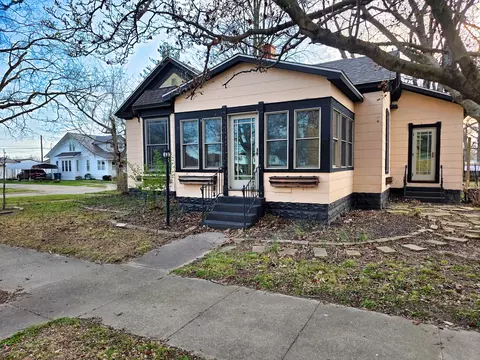 Exterior - 102 W 3rd St, Flora, IL 62839 photo 10 of 23