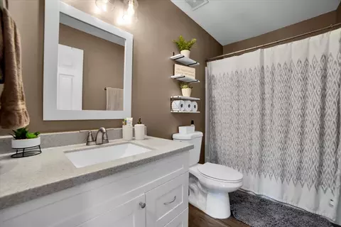 Bath - 5303 Riviera Blvd, Plainfield, IL 60586 photo 2 of 5