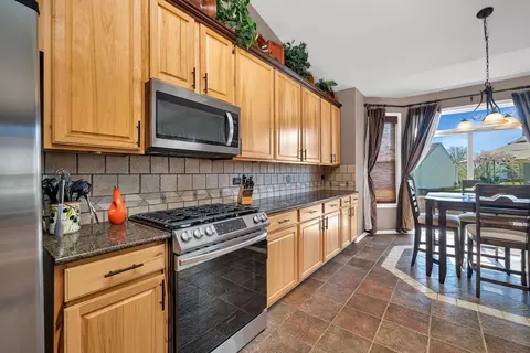 Kitchen - 24405 Glenbrook Ct, Plainfield, IL 60585 photo 4 of 6
