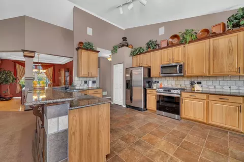 Kitchen - 24405 Glenbrook Ct, Plainfield, IL 60585 photo 2 of 6