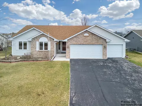 225 Sundance Trl, Capron, IL 61012