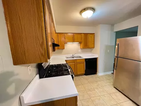 Kitchen - 19360 Wolf Rd #8, Mokena, IL 60448 photo 3 of 4