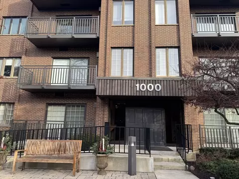 1000 Deerfield Rd #304, Highland Park, IL 60035