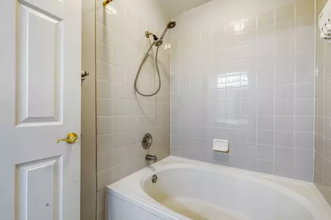 Bath - 6021 Golfview Dr, Gurnee, IL 60031 photo 3 of 4