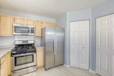 Kitchen - 6021 Golfview Dr, Gurnee, IL 60031 photo 2 of 2