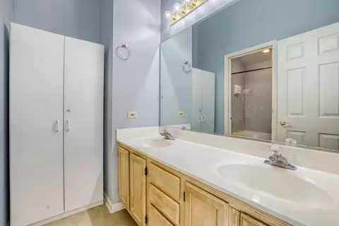 Bath - 6021 Golfview Dr, Gurnee, IL 60031 photo 2 of 4