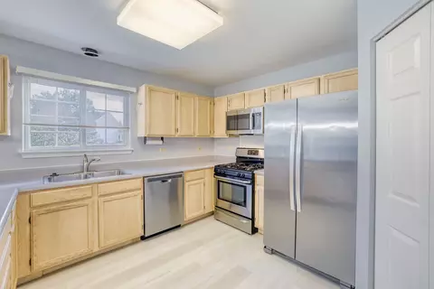Kitchen - 6021 Golfview Dr, Gurnee, IL 60031 photo 1 of 2