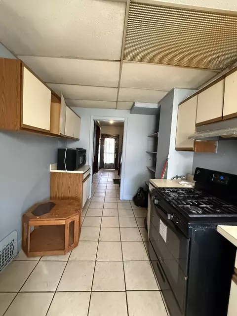 Entry Way - 357 S Rosewood Ave, Kankakee, IL 60901 photo 2 of 3