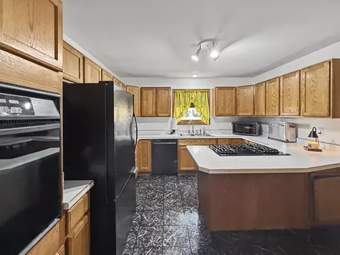 Kitchen - 167 N Eagle Island Rd, Kankakee, IL 60901 photo 4 of 5