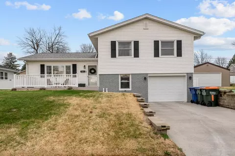 2225 Hillandale Rd, Davenport, IA 52804