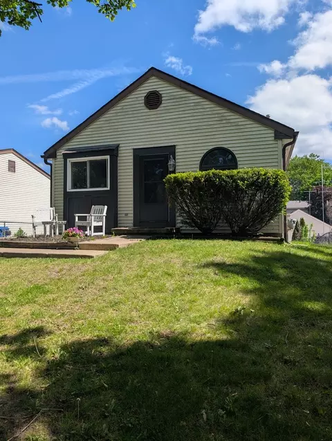 904 Britta Ln, Geneva, IL 60134