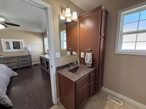 Bath - 911 E Stotlar St, Herrin, IL 62948 photo 2 of 4