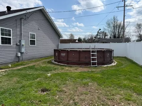Exterior - 911 E Stotlar St, Herrin, IL 62948 photo 8 of 8