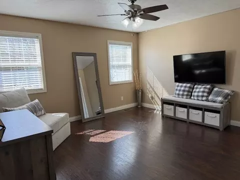 Living - 911 E Stotlar St, Herrin, IL 62948 photo 2 of 4