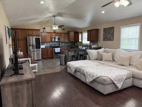 Living - 911 E Stotlar St, Herrin, IL 62948 photo 3 of 4