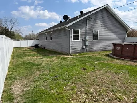 Exterior - 911 E Stotlar St, Herrin, IL 62948 photo 7 of 8