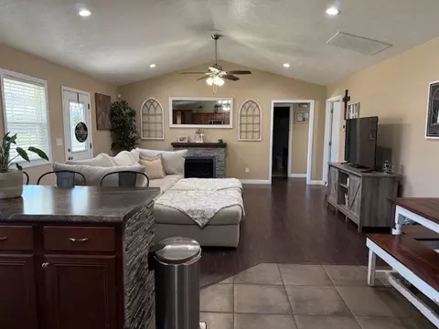 Living - 911 E Stotlar St, Herrin, IL 62948 photo 1 of 4