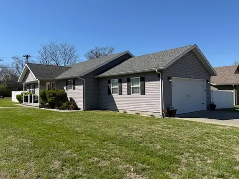 Exterior - 911 E Stotlar St, Herrin, IL 62948 photo 2 of 8