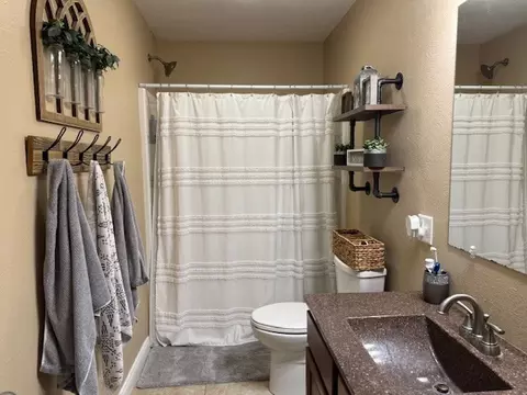 Bath - 911 E Stotlar St, Herrin, IL 62948 photo 3 of 4