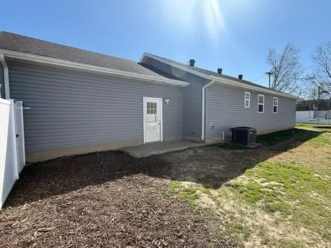 Exterior - 911 E Stotlar St, Herrin, IL 62948 photo 3 of 8
