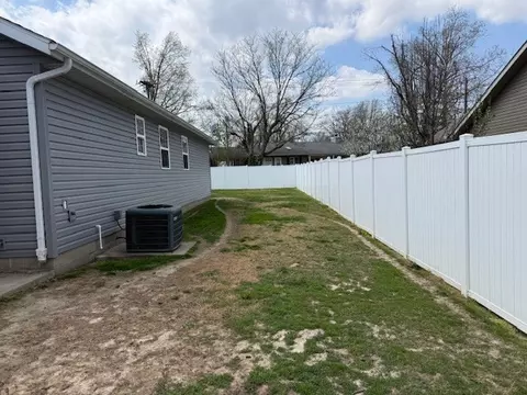 Exterior - 911 E Stotlar St, Herrin, IL 62948 photo 6 of 8