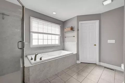 Bath - 2106 Foxtail Rd, Bloomington, IL 61704 photo 4 of 5