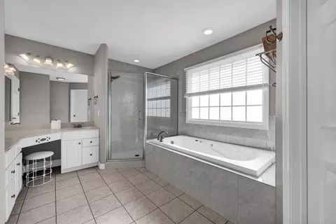 Bath - 2106 Foxtail Rd, Bloomington, IL 61704 photo 2 of 5