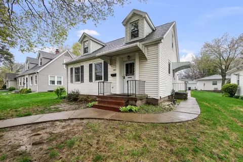 Exterior - 925 24th St, Moline, IL 61265 photo 3 of 8