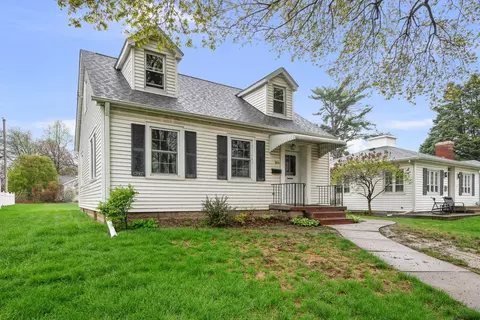 Exterior - 925 24th St, Moline, IL 61265 photo 2 of 8