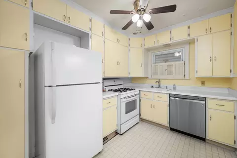 Kitchen - 925 24th St, Moline, IL 61265 photo 2 of 4