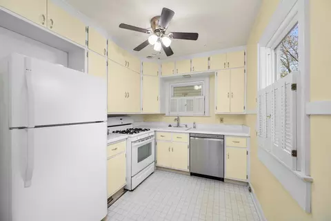 Kitchen - 925 24th St, Moline, IL 61265 photo 1 of 4