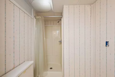 Bath - 925 24th St, Moline, IL 61265 photo 5 of 5