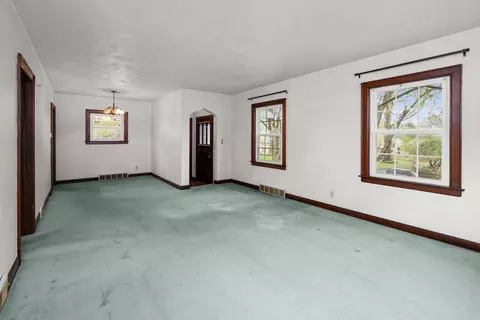 Living - 925 24th St, Moline, IL 61265 photo 1 of 4