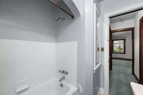 Bath - 925 24th St, Moline, IL 61265 photo 3 of 5
