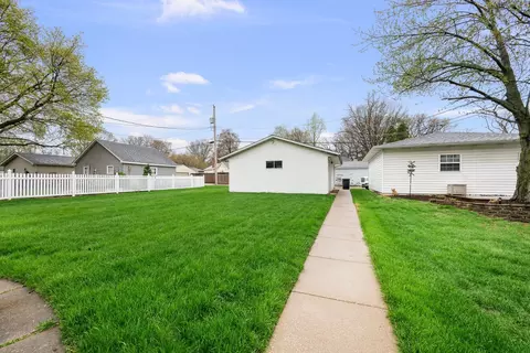 Exterior - 925 24th St, Moline, IL 61265 photo 8 of 8