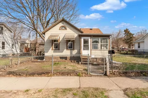 1330 W 7th St, Davenport, IA 52802