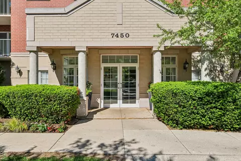 7450 N Lincoln Ave #204, Skokie, IL 60076