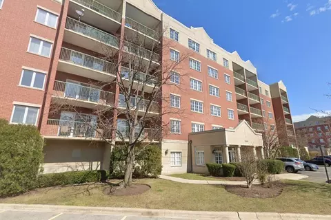 7450 N Lincoln Ave #204, Skokie, IL 60076