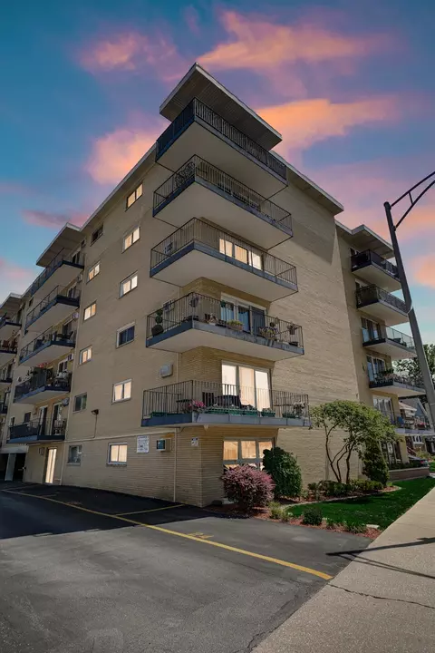 320 Circle Ave #403, Forest Park, IL 60130