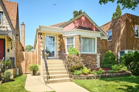 4828 W Berwyn Ave, Chicago, IL 60630