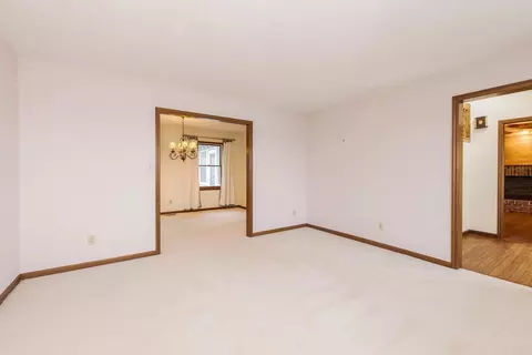 Living - 1402 E Indiana Ave, Pontiac, IL 61764 photo 5 of 6