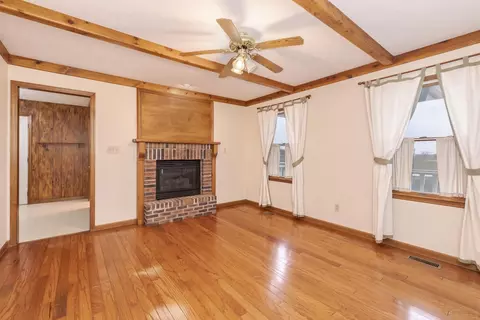 Living - 1402 E Indiana Ave, Pontiac, IL 61764 photo 3 of 6