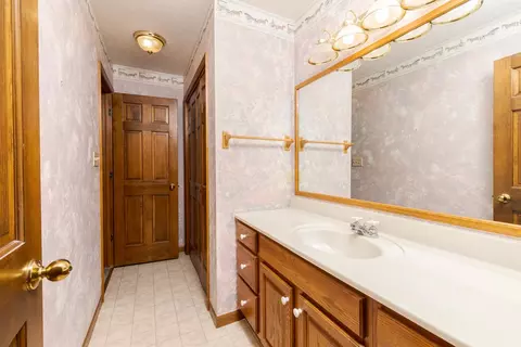 Bath - 1402 E Indiana Ave, Pontiac, IL 61764 photo 4 of 5