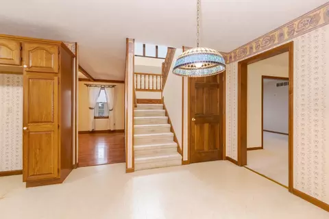 Entry Way - 1402 E Indiana Ave, Pontiac, IL 61764 photo 2 of 5