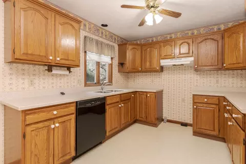 Kitchen - 1402 E Indiana Ave, Pontiac, IL 61764 photo 3 of 4