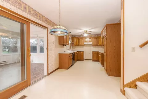 Kitchen - 1402 E Indiana Ave, Pontiac, IL 61764 photo 4 of 4