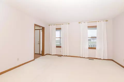 Living - 1402 E Indiana Ave, Pontiac, IL 61764 photo 6 of 6