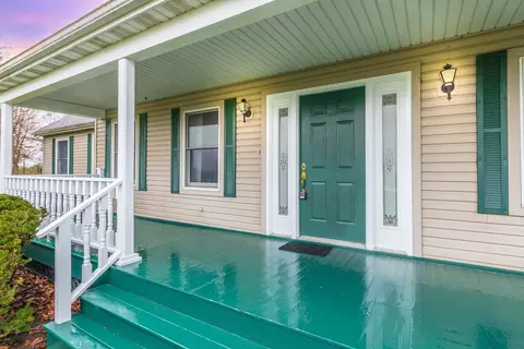 Exterior - 1402 E Indiana Ave, Pontiac, IL 61764 photo 2 of 16