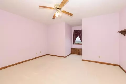 Bedroom - 1402 E Indiana Ave, Pontiac, IL 61764 photo 4 of 9