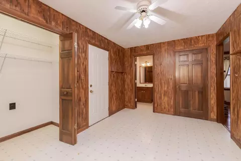 Entry Way - 1402 E Indiana Ave, Pontiac, IL 61764 photo 3 of 5